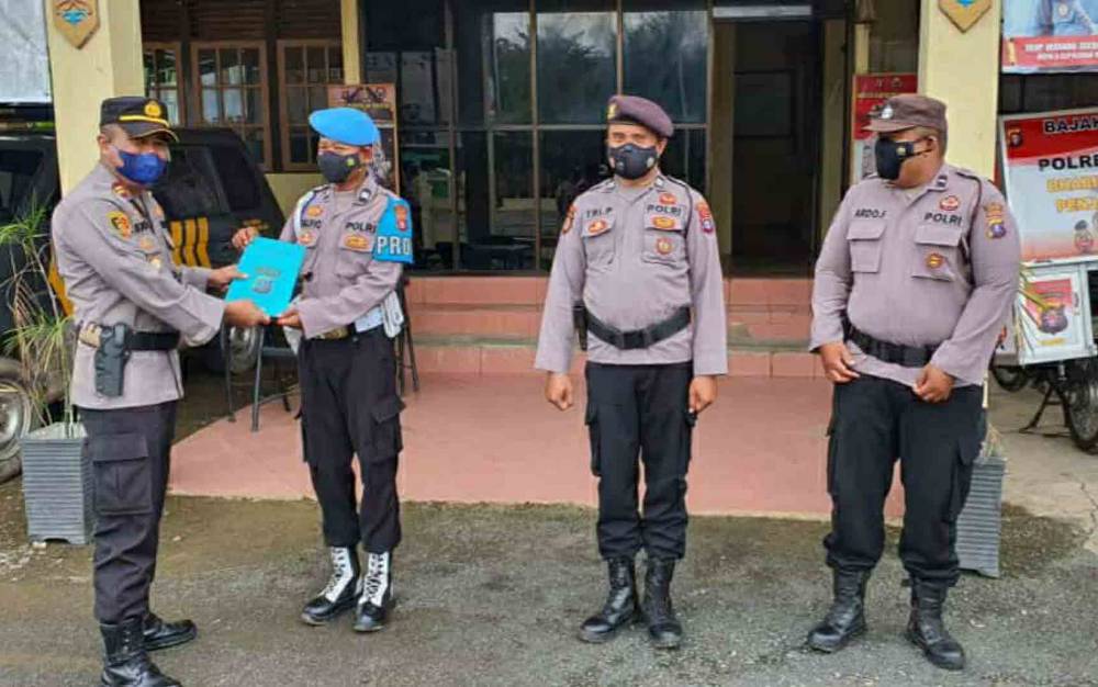 Kapolsek Kapuas Timur Beri Penghargaan ke Personel Dukung Capaian Target Vaksinasi