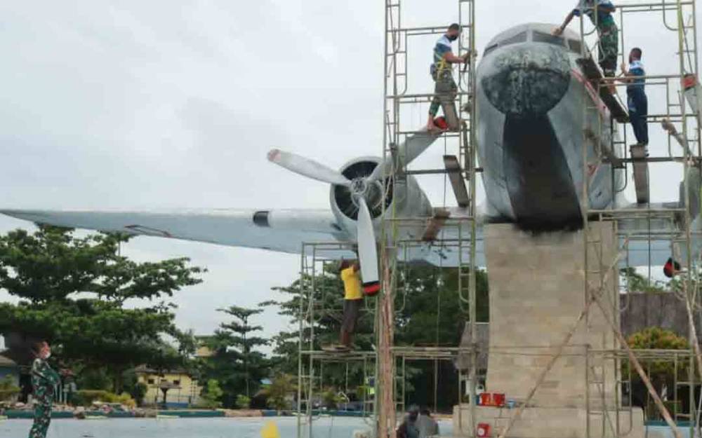 Jaga Sejarah, Anggota Lanud Iskandar Bersihkan Monumen Palagan Sambi