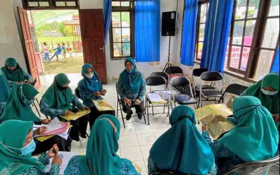 TP PKK Kotim Roadshow Serahkan Bibit Buah ke Pulau Hanaut
