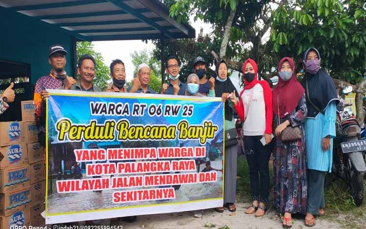 Warga RT 06 Jalan Simpei Karuhei Sumbangan Bantuan kepada Korban Banjir