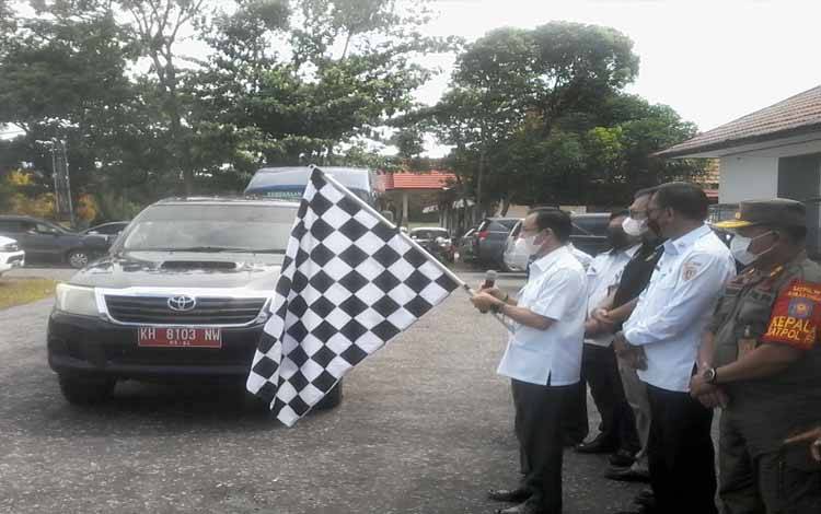 Bupati Bersama Wakil Bupati Katingan Lepas Logistik Pilkades Serentak 2021