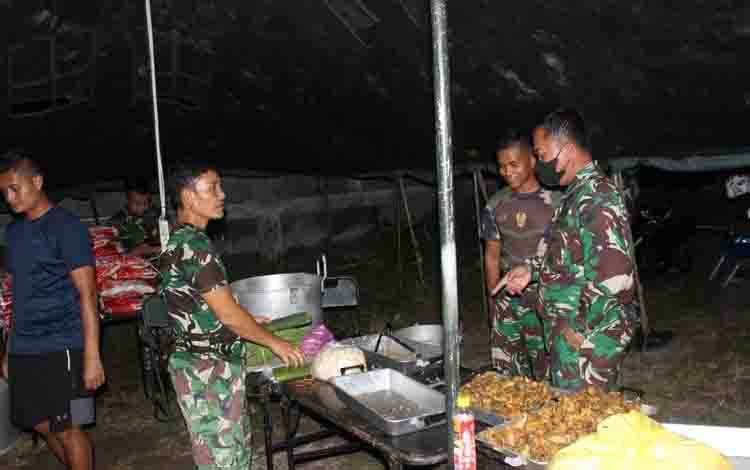 Dandim Tinjau Dapur Umum di Posko Siaga Bencana Banjir Kodim 1016/Plk