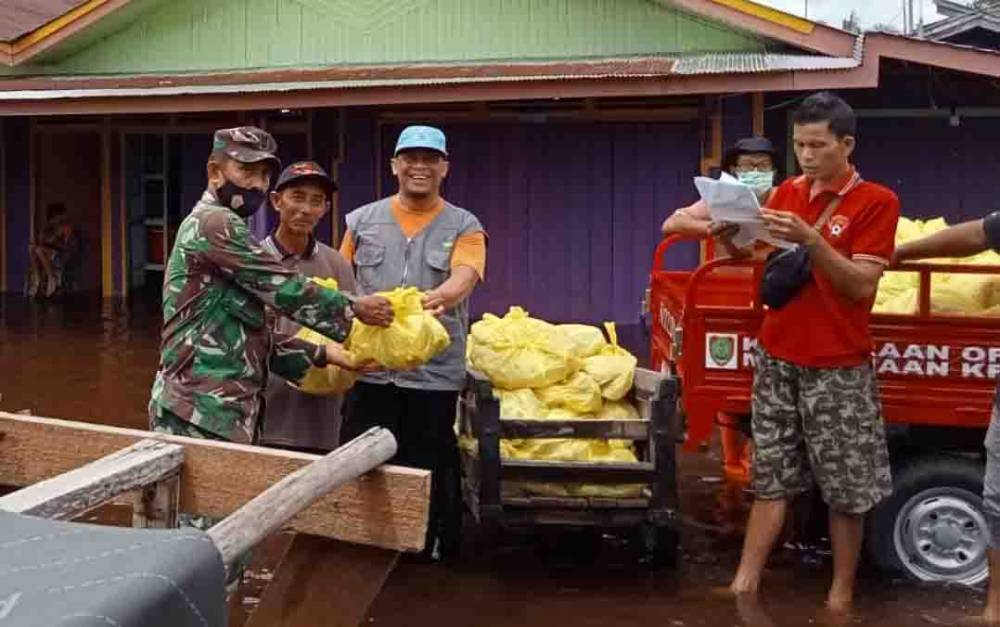 Danramil Bukit Batu Instruksikan Personel Pantau Masyarakat Terdampak Banjir di Wilayah Binaan