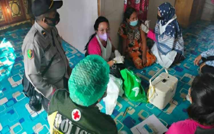 Polres Kapuas Vaksinasi Covid-19 Door to Door ke Rumah Warga
