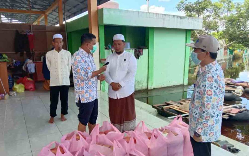 BKKBN Kalteng Bagikan 200 Paket Makanan untuk Korban Banjir
