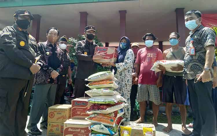 Kejati Kalteng Kembali Berikan Paket Sembako untuk Warga Terdampak Banjir di Katingan