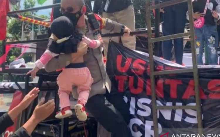 Polisi Evakuasi Balita yang Dibawa Demo di Gedung KPK