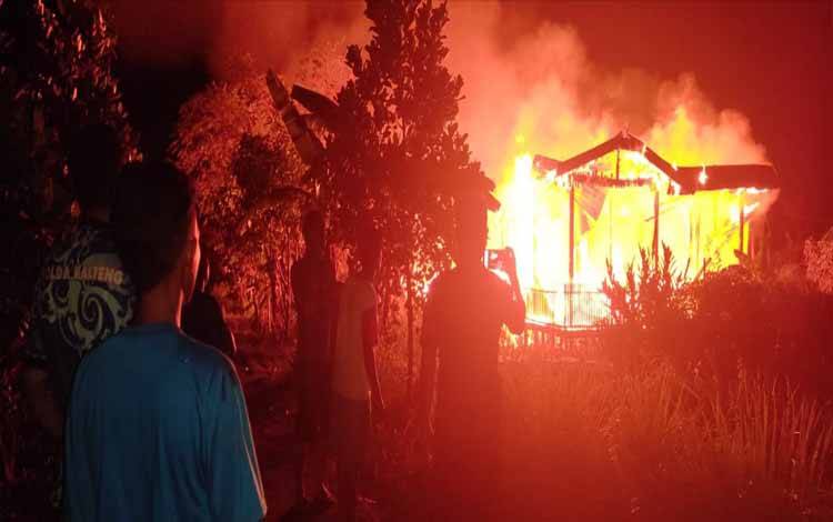 Sebuah Rumah Ludes Terbakar Dekat PLN Pegatan Hulu Tadi Malam