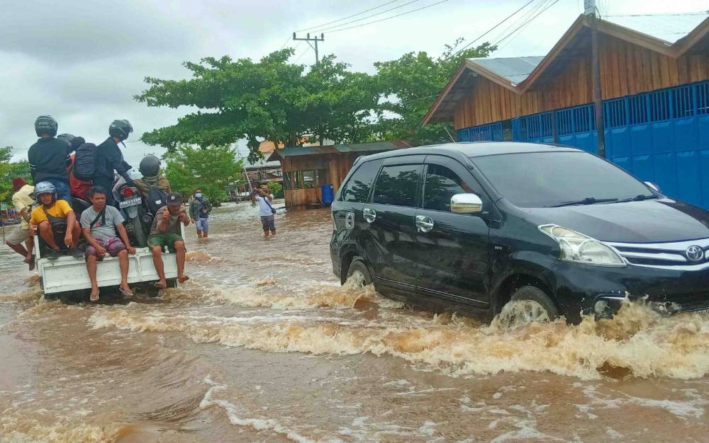 Ojek Pikap Jadi Transportasi Andalan di Tengah Bajir di Pahandut Seberang