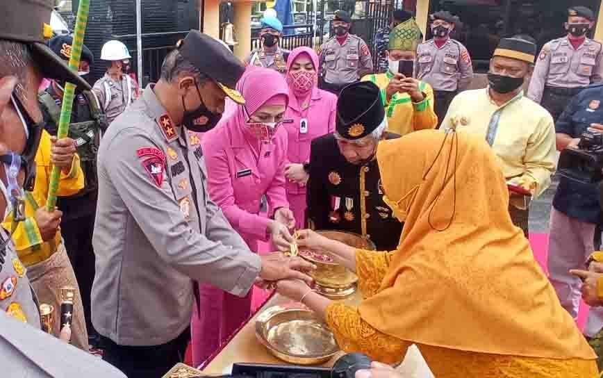 Disambut Prosesi Adat Kesultanan Kutaringin, Kapolda Kalteng Tiba di Mapolres Kobar