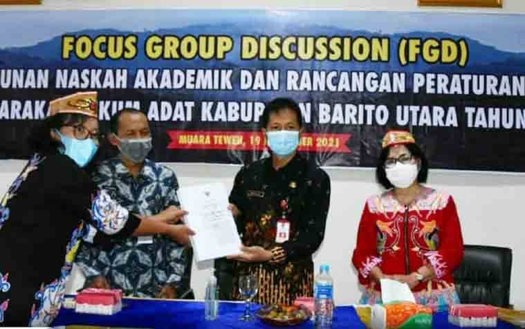 Sekda Barito Utara Buka FGD Penyusunan Naskah Draf Akademik dan Draf Raperda PPMHA