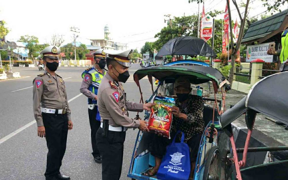 Bagi Sembako ke Warga Warnai Operasi Zebra Telabang Satlantas Polres Kapuas