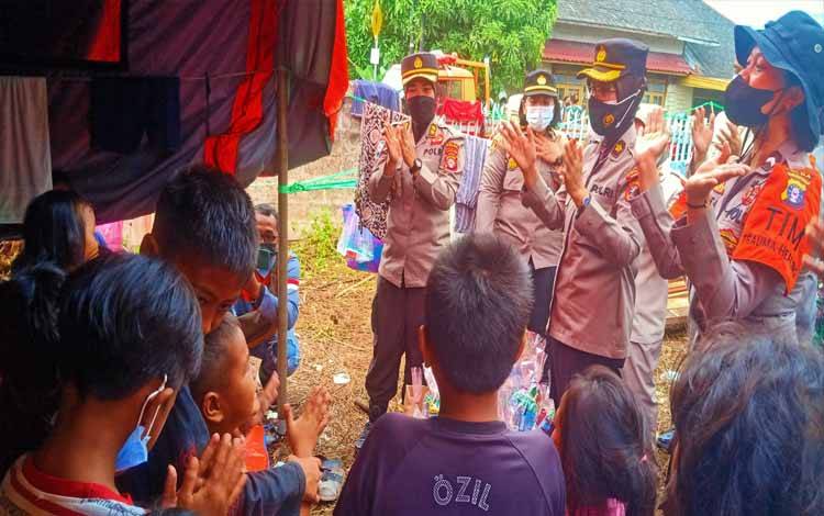 Polwan Polda Kalteng Berikan Trauma Healing Bagi Anak Korban Banjir di Pengungsian