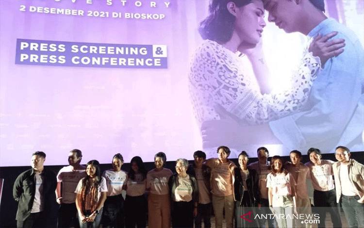 Adipati-Della tak Sulit Bangun Ikatan untuk "Akhirat: A Love Story"