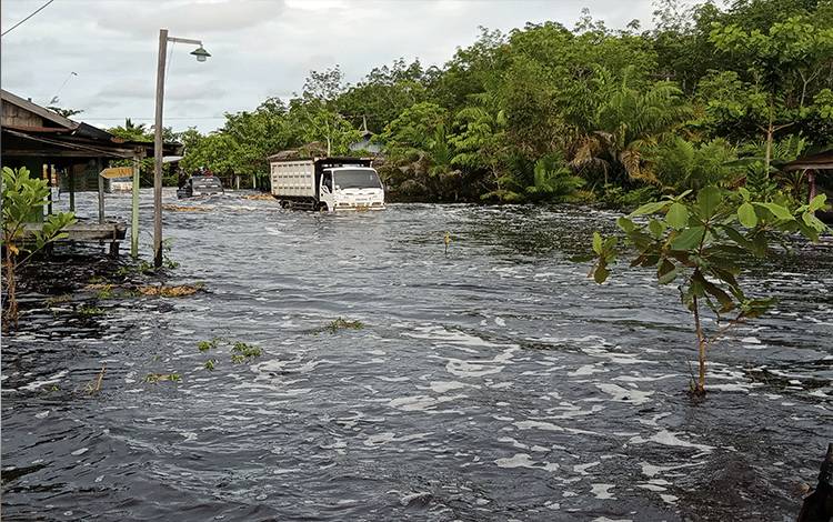 Banjir Jalan Tumbang Nusa: Kendaraan Roda 4 Putar Balik, Sepeda Motor Bisa Lewat tapi Naik Feri