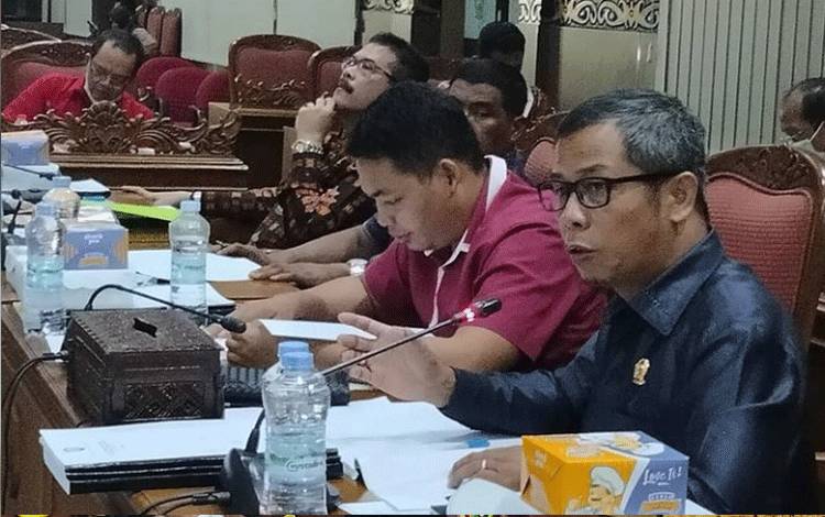 Anggota Komisi I DPRD Kotim SL Lumban Gaol (berkacamata) saat rapat pembahasan anggaran dengan mitra kerjanya.