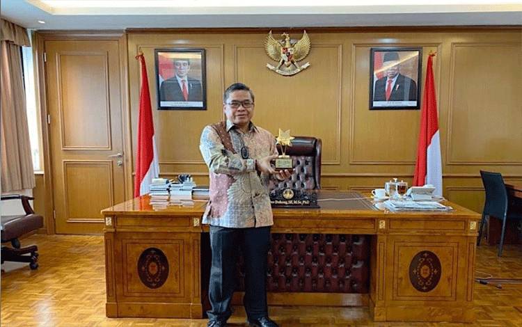 Wamen LHK Alue Dohong Menangkan Penghargaan 'Australian Alumni of The Year' 2021