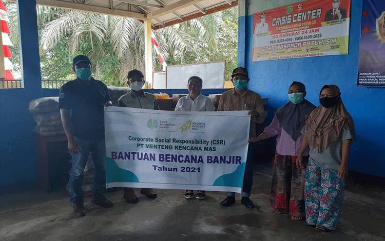 PT. Menteng Kencana Mas Salurkan Sembako di 4 Lokasi Terdampak Banjir di Pulang Pisau