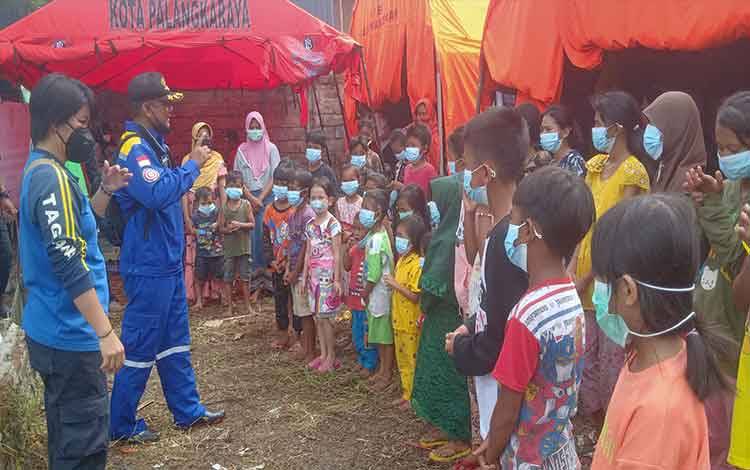 Hilangkan Jenuh Anak, Korban Banjir di Pengungsian Jalan Arut Diajak Bermain