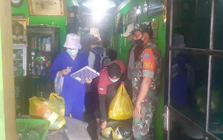 Ratusan Rumah Warga di Pahandut Seberang Kebanjiran, Babinsa Bagikan Bahan Makan