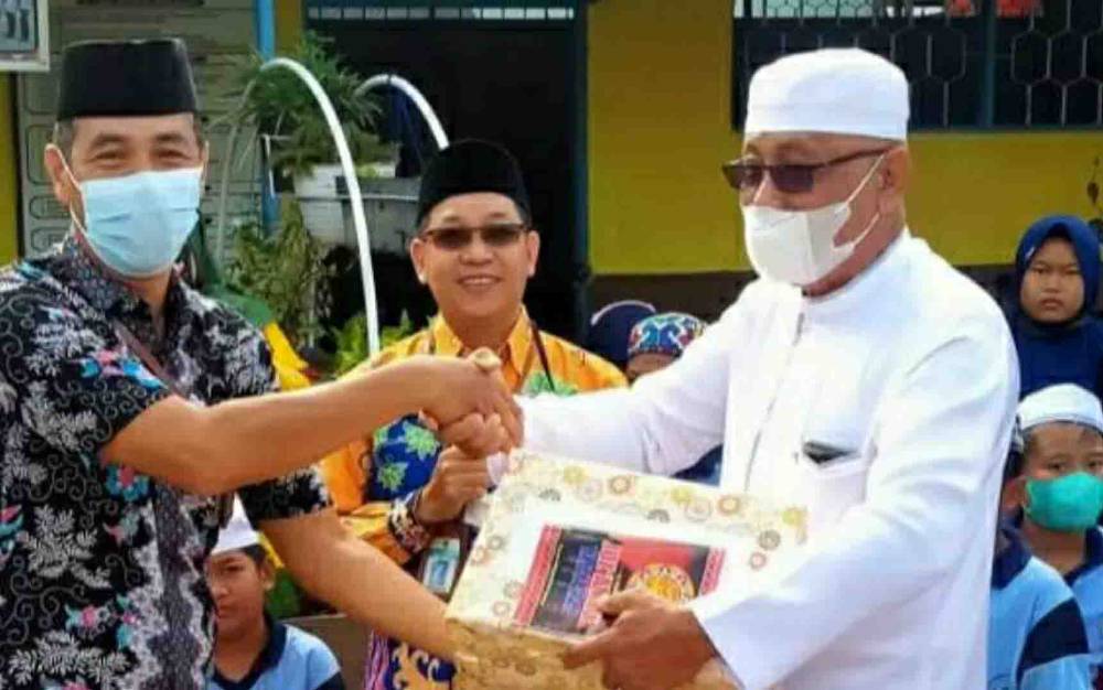 Kemenag Kapuas Berikan Bantuan Buku Juz Amma untuk SDN 7 Selat Hulu