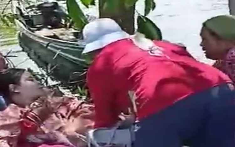 Wanita Hamil Kejebak Banjir saat Hendak Melahirkan, Naik Kelotok Menuju Klinik