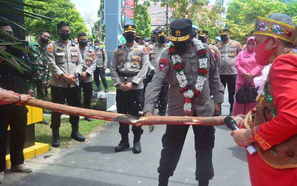 Kunjungi Polres Seruyan, Kapolda Kalteng Disambut Prosesi Adat Potong Pantan