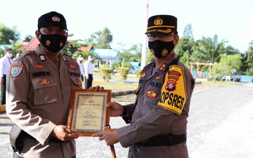Polres Katingan Berikan Penghargaan kepada Personel Berprestasi