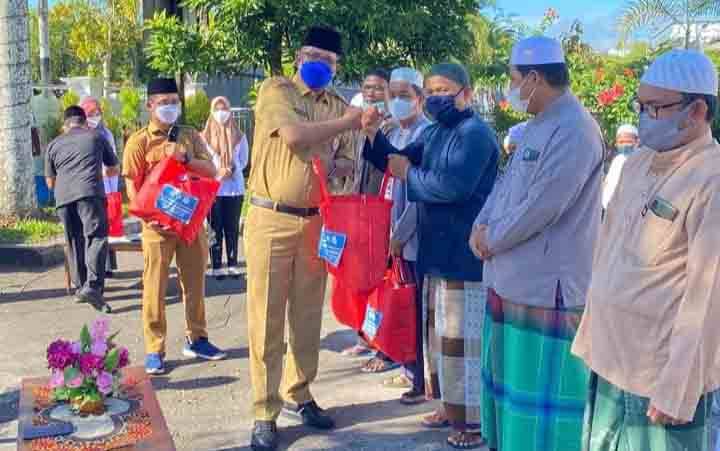 Dislutkan Kalteng Bagikan Bingkisan kepada 50 Marbot Masjid di Palangka Raya