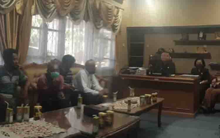 15 Hari Sudah Tak Bisa Bekerja, Sopir Truk Mengadu ke DPRD Kotim