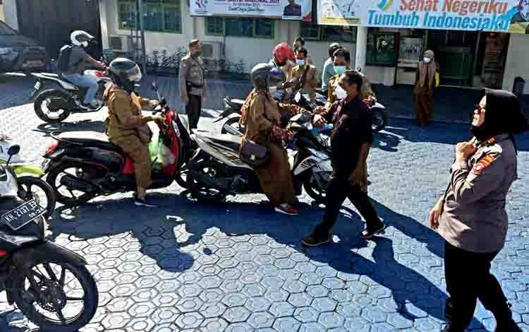 Dongkrak Angka Pencapaian Vaksinasi Covid-19, Dinkes dan Polsek Teweh Tengah Gelar Razia