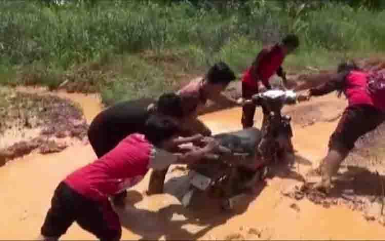 Jalan Penghubung Empat Desa di Aruta Rusak Parah