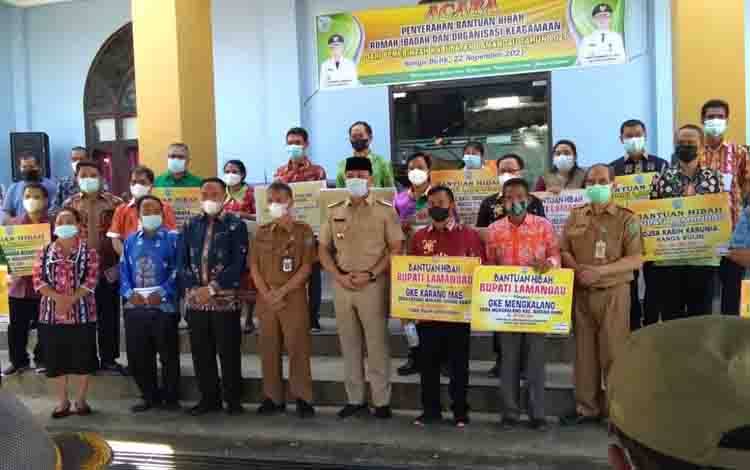 Bupati Lamandau Serahkan Bantuan untuk Pengurus Gereja dan Organisasi Keagamaan