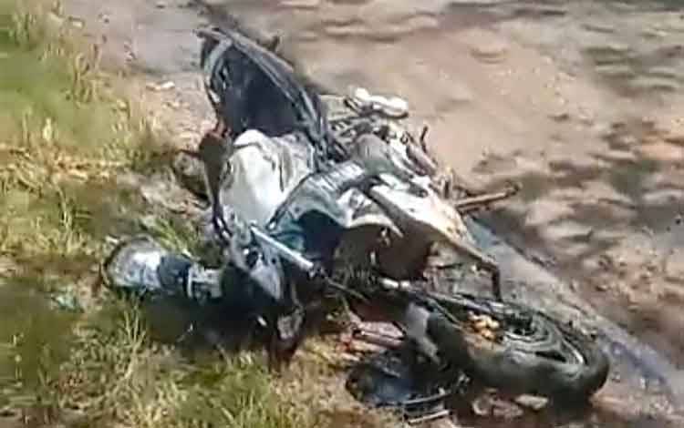 Boncengan Motor, Pelajar Tabrakan dengan Avanza