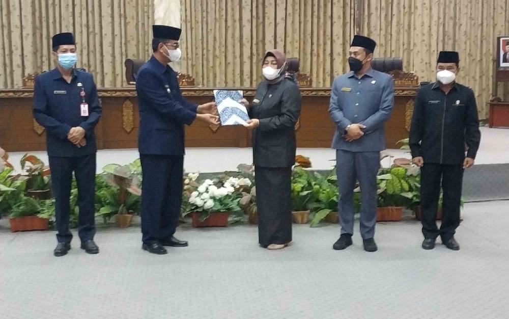 Wakil Bupati Serahkan Pidato Pengantar Bupati Barito Utara Mengenai Nota Keuangan Rancangan APBD 2022