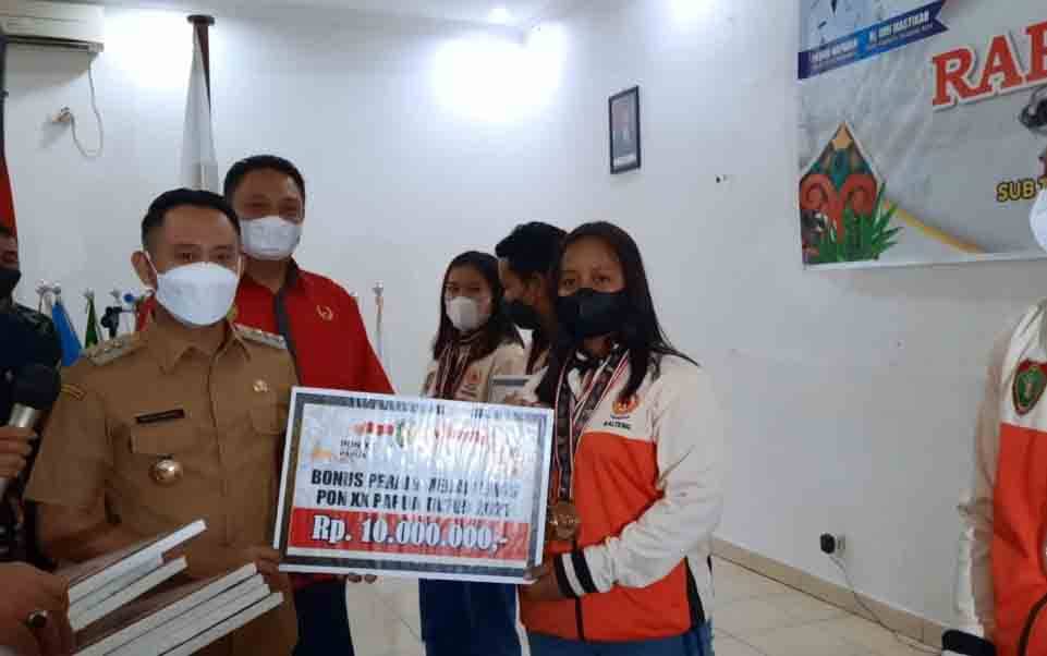 Pemko Palangka Raya Berikan Bonus Uang Tunai kepada Atlet Berprestasi di PON Papua