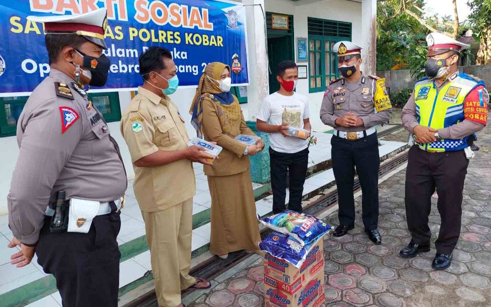 Operasi Zebra Telabang 2021, Satlantas Polres Kobar Bagikan Helm Hingga Bakti Sosial