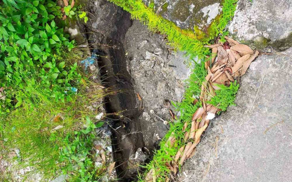 Drainase di Gang Sesepat Mampet dan Berbau Bahkan Meluap ke Jalan Permukiman Warga