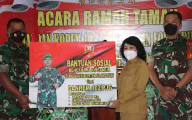 Danrem Panju Panjung Serahkan Bantuan untuk Korban Banjir di Pulang Pisau