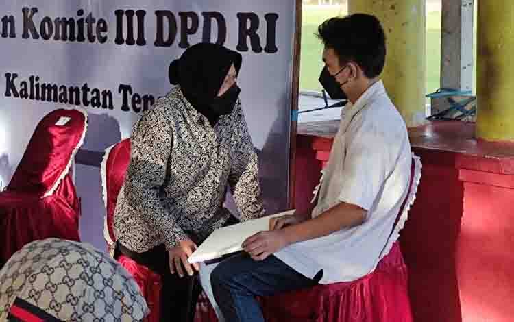 Risma Salurkan Bantuan Anak Yatim dan Disabilitas