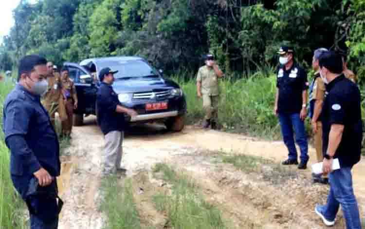 Wakil Bupati dan Kadis PUPR Cek Jalan Lingkungan Desa Trinsing