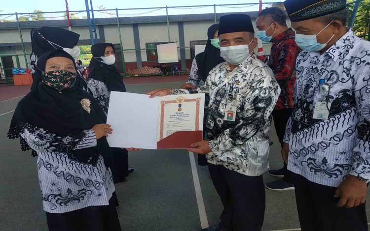 Asisten III Setda Seruyan Pimpinan Upacara Hari Guru