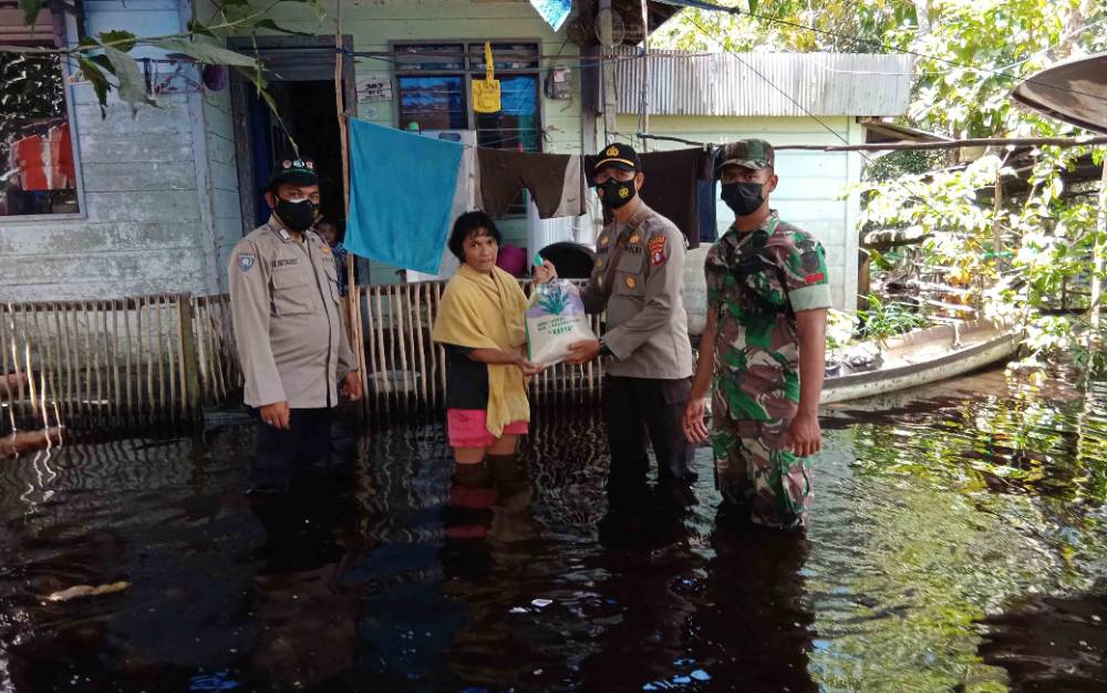 Polsek Jabiren Raya Berikan Bantuan Sosial kepada Korban Banjir di Desa Pilang