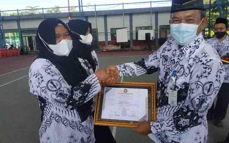 PGRI Seruyan Beri  Cindramata untuk Purna Tugas hingga Penghargaan kepada Guru Berprestasi