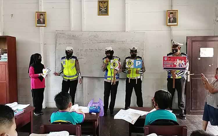 Peringati Hari Guru, Dikmas Satlantas Polres Barito Utara Beri Hadiah untuk Guru dan Murid