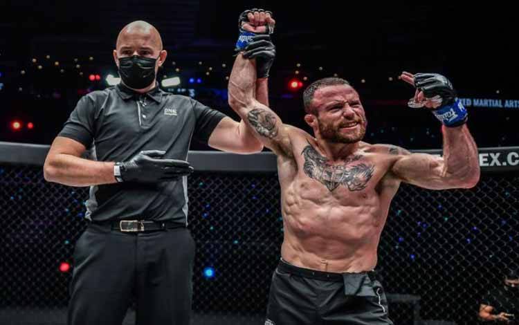 Petarung ONE Championship Jarred Brooks Tampil Memukau di Laga Perdana