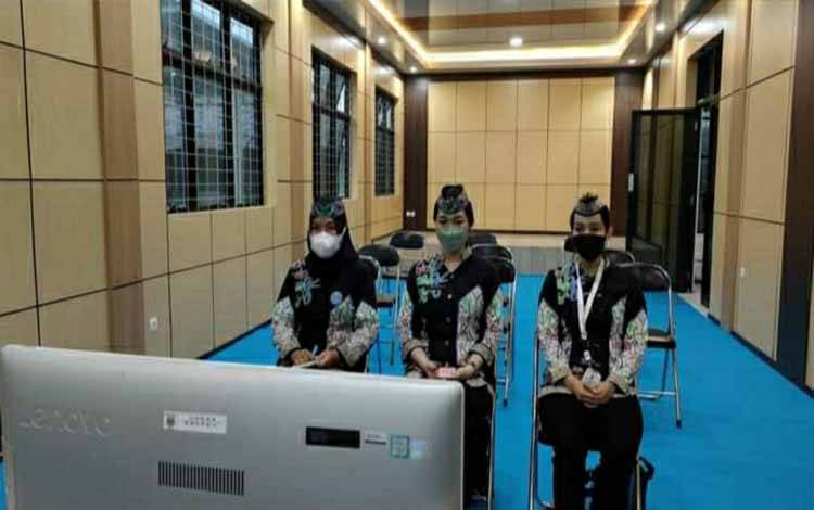 Petugas Front Office Dinas Dukcapil Kapuas Ikuti Bimtek Peningkatan Kualitas Layanan