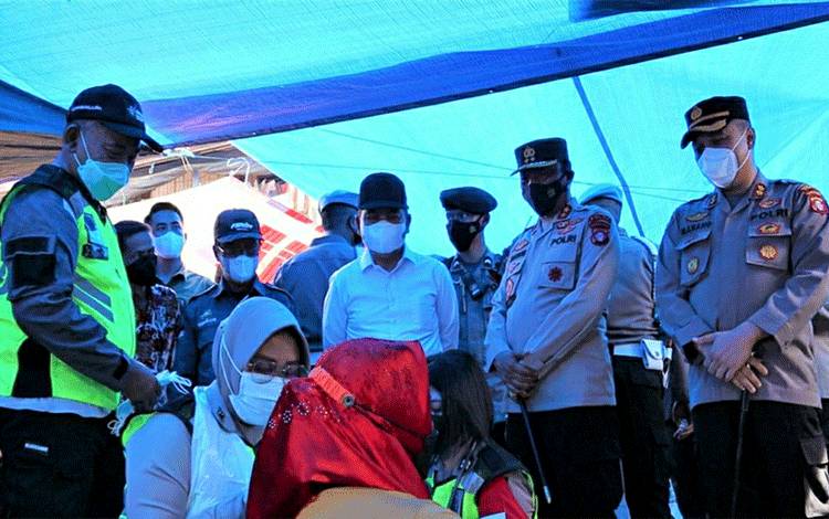 Kapolda Kalteng Tinjau Vaksinansi Covid-19 Kawasan Pasar di Kapuas