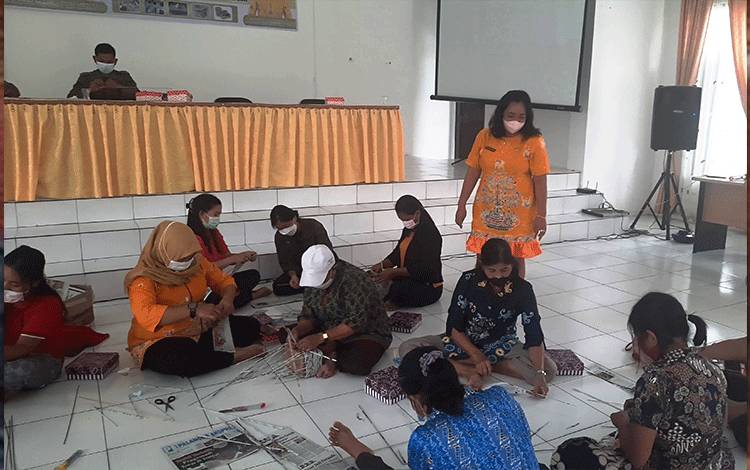 Perajin Kabupaten Gunung Mas Dilatih Membuat Anyaman Berbahan Koran Bekas