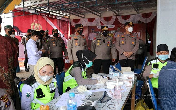 Kapolda Kalteng juga Tinjau Vaksinasi Massal di Desa Mawar Mekar